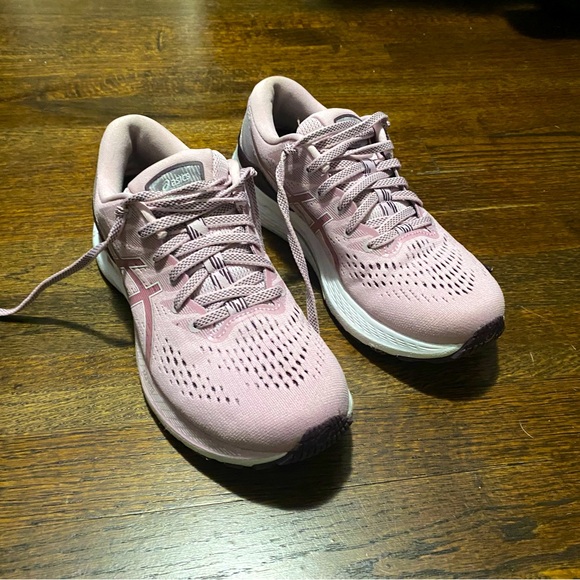 Size 8 like new asic running shows. Worn 3 times. - Picture 2 of 7